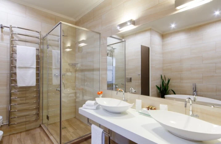 Modernes Badezimmer mit begehbarer Dusche